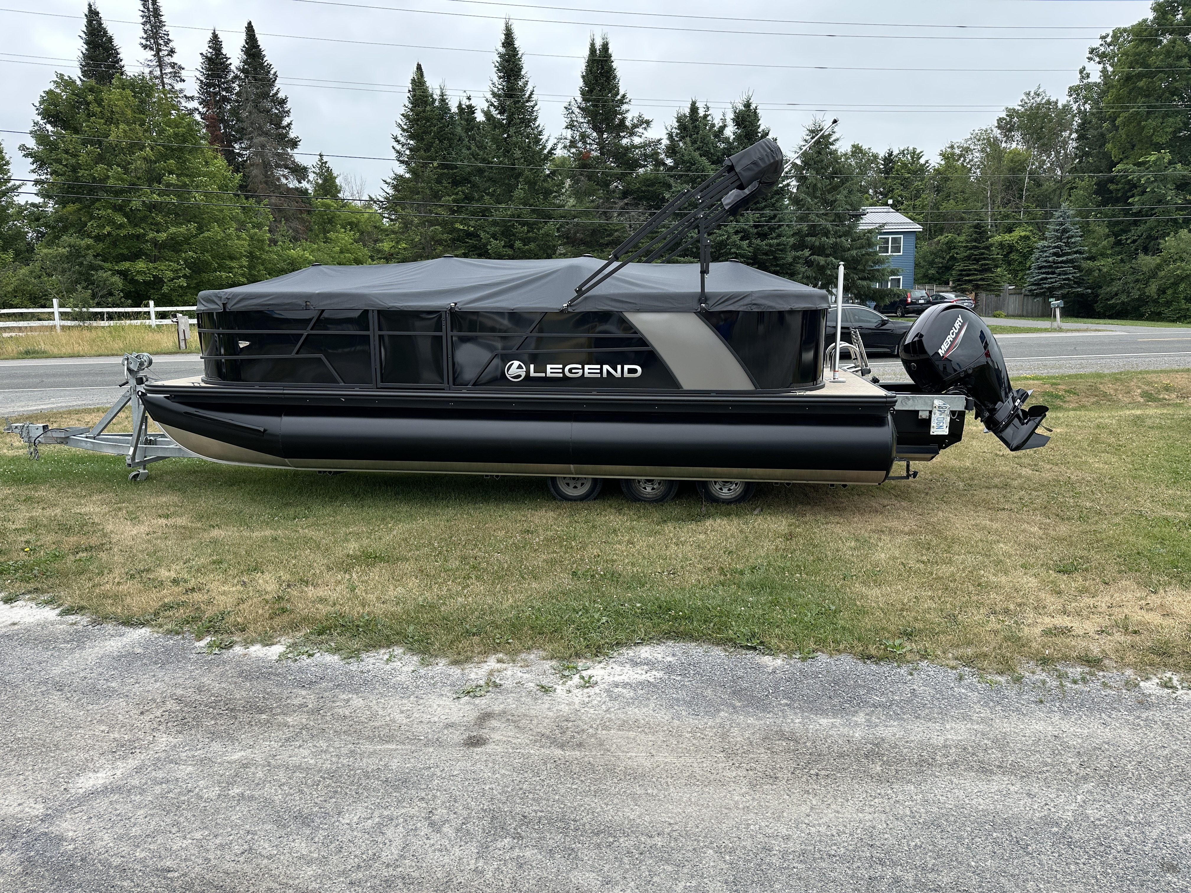 Photo of Legend Boats E-Series 23 Lounge Sport Pro Black Edition